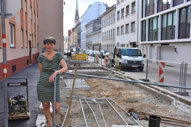 Setzt auf Bäume gegen die Hitze: Die Währinger Bezirkschefin Silvia Nossek beim Lokalaugenschein in der Schumanngasse.