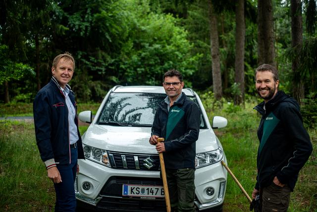 Suzuki Austria hilft beim Aufforsten (v. l. n. r. Roland Pfeiffenberger von Suzuki Austria und Martin Schönsgibl und Stefan Schörghuber von den Bundesforsten).