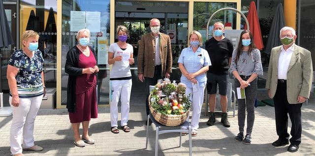 Vor dem Seniorium in Bad Kreuzen, v. li. Margarete Leonhartsberger, Josefine Kurka, Alexandra Laimer, Hubert Naderer, Eveline Sauer, Erich Gruber, Sandra Langeder, Karl Grufeneder