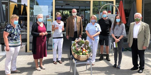 Vor dem Seniorium in Bad Kreuzen, v. li. Margarete Leonhartsberger, Josefine Kurka, Alexandra Laimer, Hubert Naderer, Eveline Sauer, Erich Gruber, Sandra Langeder, Karl Grufeneder | Foto: Seniorenbund/grufka