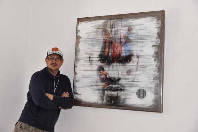 "Meine Bilder sind nicht für einen Massenmarkt vorgesehen. Es gibt nur jeweils ein Original und jeweils neun Kunstdrucke, die individuell angefertigt werden. Das Original ist dabei immer in meiner Hinterglas Technik erstellt, die Kunstdrucke variieren. Danach werden die Daten zu den Bildern vernichtet," schildert Fux seine persönliche Werkphilosophie.