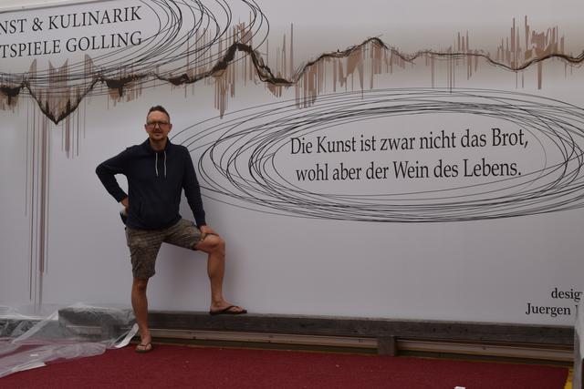 "Die Idee ist ein (mit-)wachsendes Bühnenbild, daß sich im Laufe der Jahre verändert. Jetzt hängt die Urform, die ich jedes Jahr etwas erweitern werde, quasi mit den Festspielen mitwachsen lassen werden," erklärt Fux seine Bühnenbild-Konzept Idee.