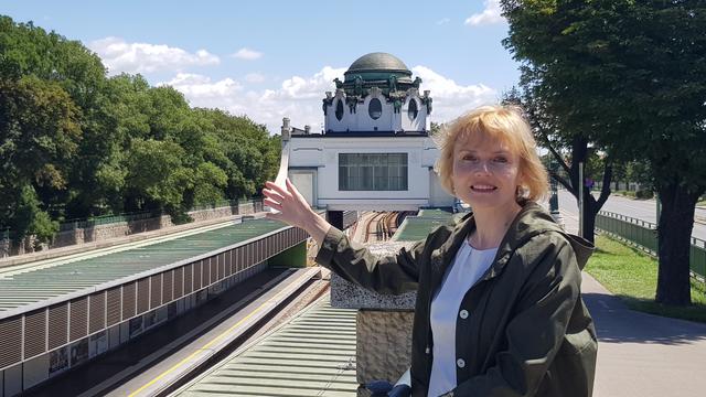Bezirksvorsteherin Silke Kobald zeigt wo ein zweiter U-Bahn-Ausgang notwendig ist.