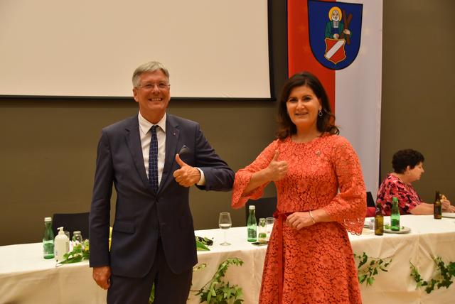 Landeshauptmann Peter Kaiser mit der neuen Bürgermeisterin der Stadtgemeinde St. Andrä.