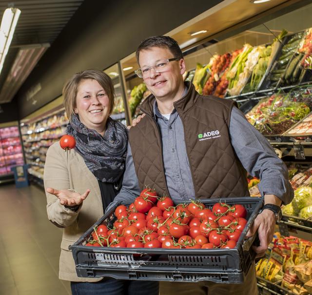 Unterstützt von seiner Frau, führt Florian Ebner seinen ADEG-Markt in Ostermiething. | Foto: ADEG Österreichs Handels AG/APA-Fotoservice/Franz Neumayr