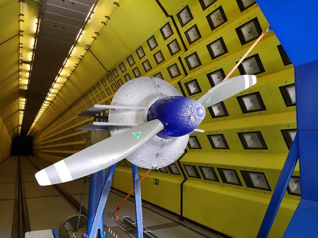 Im Windkanal wird der Flugzeugpropeller auf Herz und Nieren getestet.