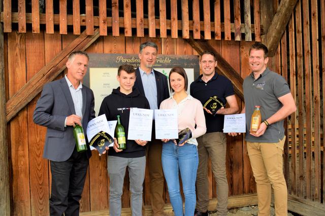 Friedl Webhofer, Jonas Kehrer, LLA Direktor Markus Einhauer, Sarah Kuchelmair, Florian Kuenz und Johannes Kuenz (v.l.).