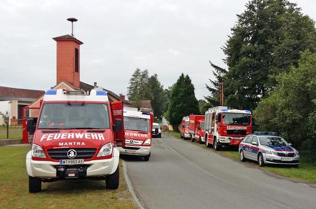 Mehrere Feuerwehren und Schadstoffexperten sind im Einsatz.