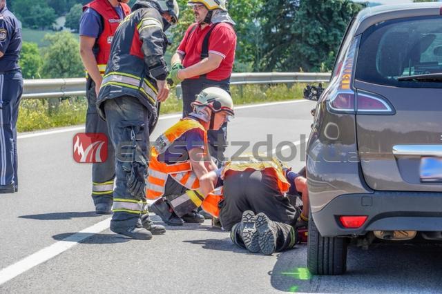 Zwei Radfahrer kamen nach einer Pkw-Kollision in Purgstall zu Sturz.