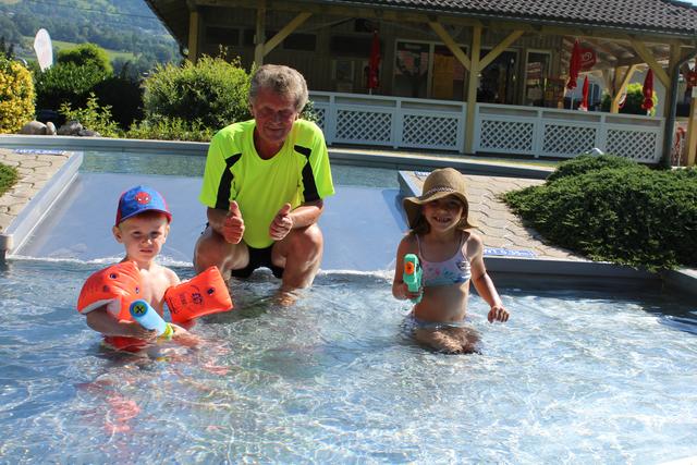 Im Kinderbecken: Bademeister Manfred Kilzer mit den jungen Gästen Elena (6) und Noah (3) aus Mühldorf.