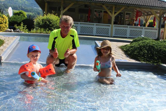 Im Kinderbecken: Bademeister Manfred Kilzer mit den jungen Gästen Elena (6) und Noah (3) aus Mühldorf. 