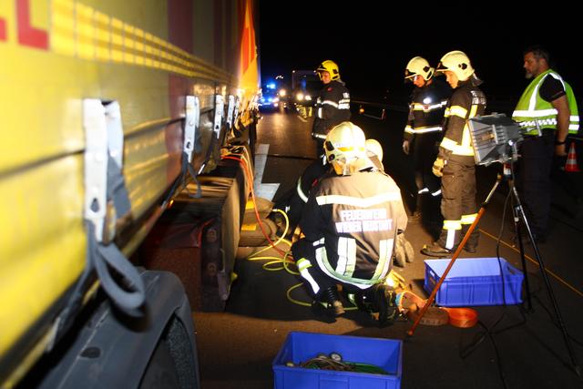 Nächtlicher Einsatz auf der Südautobahn.