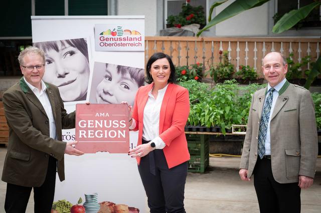 Reinhold Baumschlager - Landhotel Forsthof (Sierning) – GENUSS REGION Gastwirt (li.), Agrar-Landesrat Max Hiegelsberger und Landwirtschaftsministerin Elisabeth Köstinger