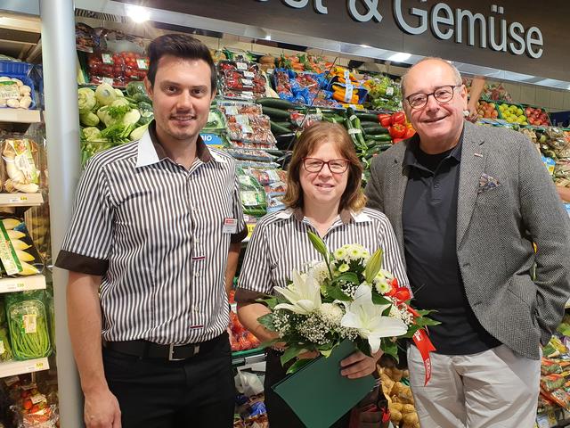 WKO Regionalstellenobmann Manfred Kainz (r.) gratuliert Michael Bergles und Barbara Reiß zum neuen Spar in Preding.