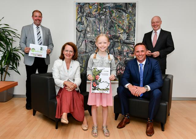 Bürgermeister Stefan Gratzl, Obmann der Arge Dunkelsteinerwald, Landesrätin für Bildung, Christiane Teschl-Hofmeister, Volksschülerin Marlies Edlinger, Wirtschafts- und Tourismuslandesrat Jochen Danninger. | Foto: NLK Burchhart