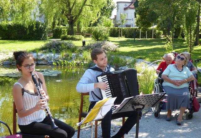 Das Duo Minerva von "Live Music Now" spielte im Garten der Seniorenresidenz am Tivoli auf.