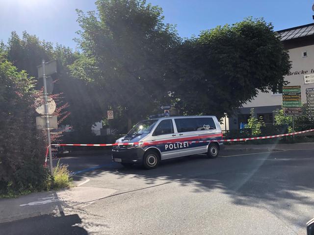 In der Nacht auf Mittwoch wurde in Zell am See ein Mann aus Wien mit einer Schusswaffe verletzt, er befindet sich in kritischem Zustand. Ein möglicher Tatverdächtiger wurde festgenommen, eine mögliche Tatwaffe wurde sichergestellt.