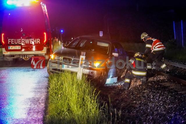 Ein Pkw-Lenker landete in Purgstall mit seinem Fahrzeug am Gleis der Erlauftalbahn.