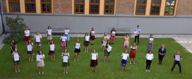 FacharbeiterInnen der Landw. Fachschule für Pferdewirtschaft Tullnerbach mit Leiterin DI Daniela Marton und KV Elisabeth Wecer.