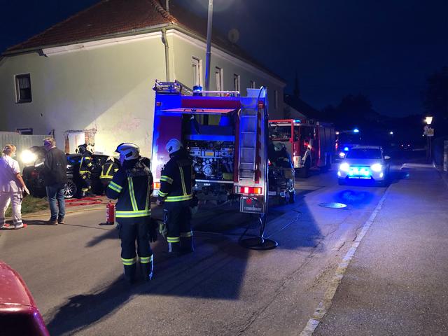 Aus unbekannter Ursache kam heute in Obernberg am Inn ein Pkw in einer Rechtskurve von der Fahrbahn ab und stieß gegen eine Hausmauer. | Foto: fotokerschi.at/Doms