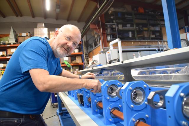 Peter Khu entwickelt mit seinen rund 30 Mitarbeitern im Hagenbrunner Industriegebiet Maschinen, damit andere Firmen überhaupt erst arbeiten und produzieren können. | Foto: Sandra Schütz