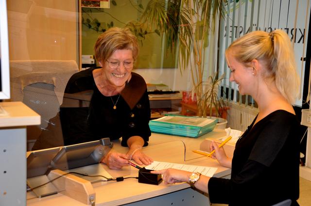 Monika Kohlmannhuber nimmt einen Antrag für einen Reisepass auf.