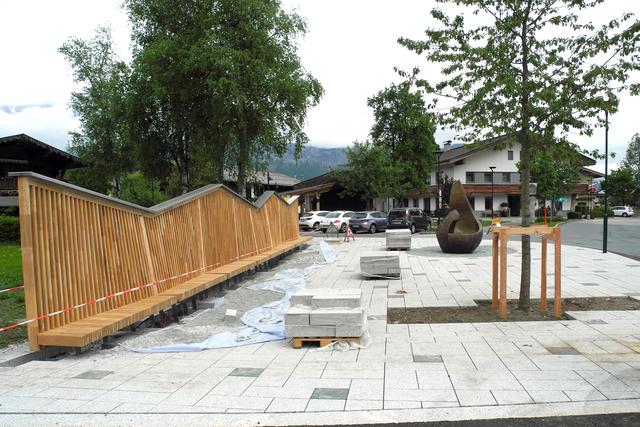 Im Ortszentrum von Oberndorf in Tirol wurde der Knappenplatz neu gestaltet.