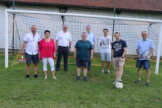 Ehemalige Funktionäre wünschten den neu gewählten Vorstandsmitgliedern sportliche Aktivitäten.