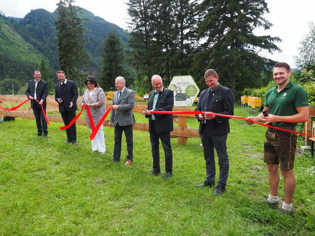 Imker Erich Landner, Dechant Clemens Grill, LAbg. Helga Ahrer, LR Johann Seitinger, Maximilian Marek (Präsident Steirischer Landesverband für Bienenzucht, NRAbg. Andreas Kühberger, Imker Markus Stabler (v.l.).