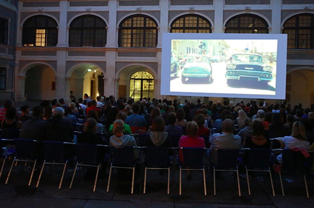 Auch wenn die Stühle heuer etwas "lockerer" stehen als in den Vorjahren, so ist das Leslie Open-Freiluftkino im Joanneumsviertel doch weiter ein Magnet für Filmfans. (Archivbild) | Foto: KK