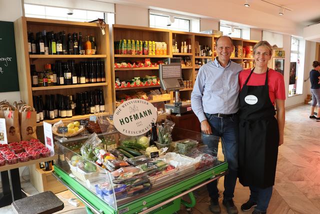 Andrea und Franz Hofmann freuen sich über die Umgestaltung in ihrem Geschäft in Hollabrunn.
