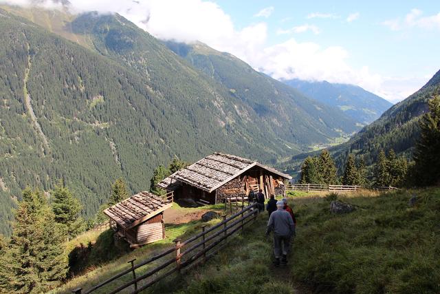 Blick von der Falbesoner Nockalm über die alte Hütte talauswärts.