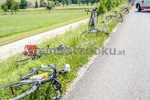 Zwei Radfahrer kamen nach einer Pkw-Kollision in Purgstall zu Sturz.