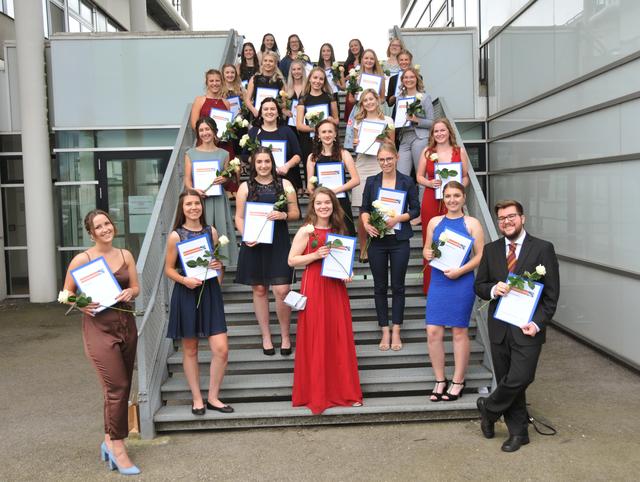 Die erfolgreichen Maturantinnen der 5AHL der HLW Braunau: Aigner Franziska (GE), Bernroitner Julia (AE), Bodenhofer Lisa (GE), Bodenhofer Sandra, Damberger Melanie (AE), Daxberger Johanna, Gann Laura (GE), Hatheier Julia Katharina, Jetzinger Lena, Katits Anna (GE), Klade Tamara, Kvapil Leona, Maichel Nadja (GE), Muresan Damaris-Mihaela, Neuländner Sandra (AE), Nigl Julia, Piereder Rebecca, Pieringer Astrid (AE), Reich Juliana, Schenett Talina, Schernhammer Sarah (GE), Schlögl Julia (AE), Schwab Hanna (GE), Siegesleitner Felix, Sperl Sonja (AE), Zierhut Lena
