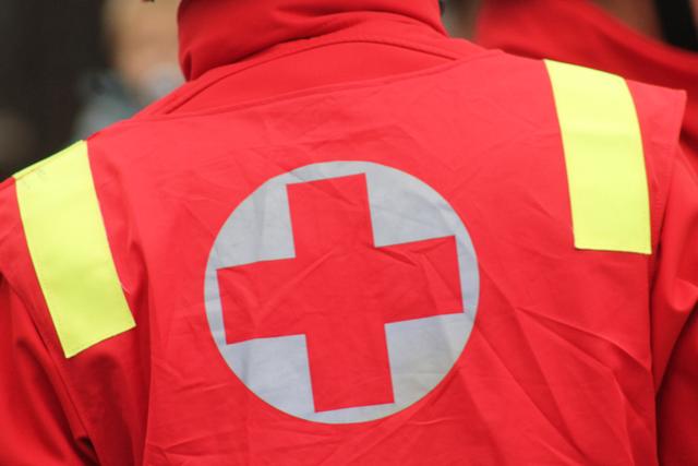 Die Rettung brachte den Verletzten ins Spital (Symbolfoto).