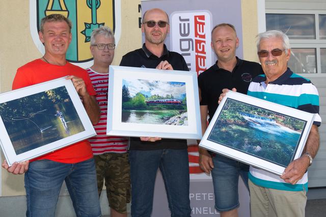 (v.l.n.r.). Martin Radner (2. Platz), Fotoklub-Obmann Franz Etzenberger, Sieger Ernst Rohrauer, Wettbewerbsorganisator Egon Waser und Karl Redtenbacher (3. Platz).