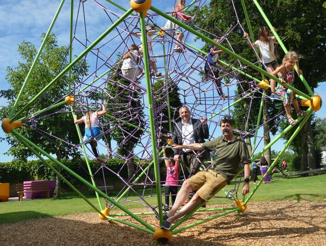 Bürgermeister Fritz Feichtinger und Volksschuldirektor Karl Bischinger freuen sich mit den Schülern über den gelungenen neuen Spielplatz in der VS Laakirchen.
