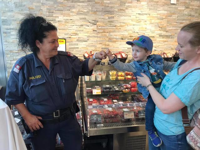Dieser kleine Mann erobert Herzen im Sturm. Das von Grätzelpolizistin Andrea Prosenbauer hat er bereits.