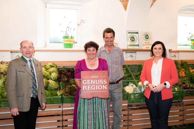 Am Gemüsehof Wild-Obermayr: Agrar-Landesrat Max Hiegelsberger, Gabi Wild-Obermayr, Klaus Wild und Landwirtschaftsministerin Elisabeth Köstinger (von links).