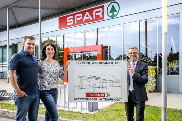 Jakob Leitner, Geschäftsführer der SPAR-Zentrale Marchtrenk, freut sich mit Manuela und Ralf Geretschläger, SPAR-Kaufleute in Traun-Oedt, über die gelungene Eröffnung des topmodernen Nahversorgers in Traun-Oedt (v. r. n. l.).