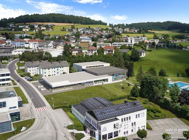 Der Standort für das Rohrbacher Erlebnisbad ist in unmittelbarer zum Freibad AquaRo und zum Busterminal am Ehrenreiterweg.