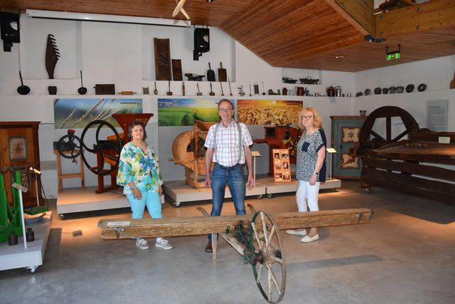 Rüdiger Böckel, Obmann des Vereines „Freunde des Museumshofes", mit Elfriede Sattler (li.) und Heidemarie Edlinger.