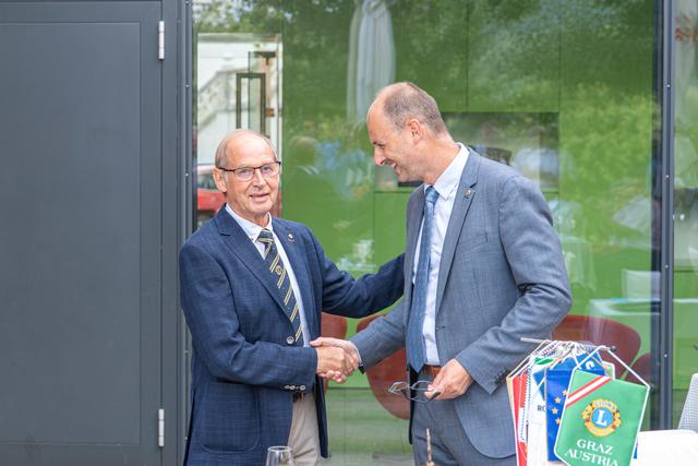 Franz Winkelbauer bei der Übergabe der Lions-Präsidentschaft an Michael Winkelbauer. | Foto: Lions Club Weiz