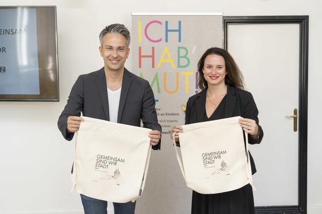 Aktionsplan gegen Vereinsamung: Sozialstadtrat Kurt Hohensinner und Fachbereichsleiterin Sandra Schimmler präsentierten die Projekte.