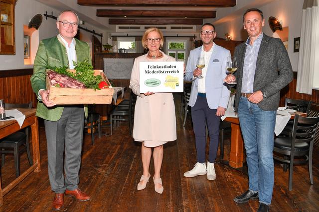 Landeshauptfrau-Stellvertreter Stephan Pernkopf, Landeshauptfrau Johanna Mikl-Leitner, Harald Pollak, Obmann der Niederösterreichischen Wirtshauskultur sowie Tourismuslandesrat Jochen Danninger