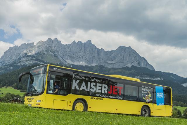 Der KaiserJet verbindet die vier Kaiser-Ortschaften Ellmau, Going, Scheffau und Söll. Zusätzlich fahren Wanderbusse zum Hintersteinersee, nach Hüttling und zur Wochenbrunner Alm.  | Foto: TVB Wilder Kaiser