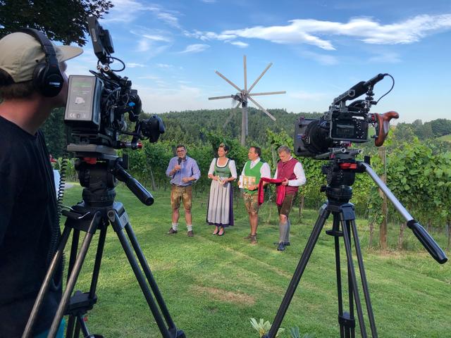 "Wirtschaft & Wein" unter freiem Himmel: Heute beim Live-Stream werden die Sorten-Sieger und das Gebiets-Weingut des Jahres bekannt gegeben.