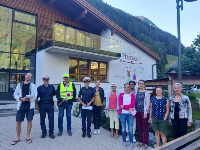 Pedibus-Aktion der Gemeinde Kaunertal: Erfolgreiche Einschulung der neuen "Pedibus-Chaffeure".