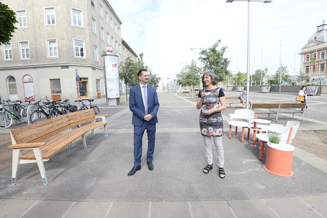 Am Columbusplatz wurden die neuen Plauderecken von Vizebürgermeisterin Birgit Hebein (Grüne) und Favoritens Bezirksvorsterher Marcus Franz (SPÖ) eröffnet.