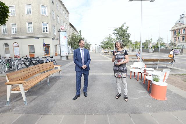 Am Columbusplatz wurden die neuen Plauderecken von Vizebürgermeisterin Birgit Hebein (Grüne) und Favoritens Bezirksvorsterher Marcus Franz (SPÖ) eröffnet. | Foto: Alexandra Kromus